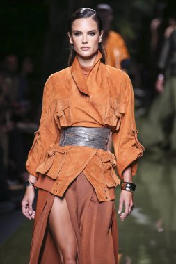 Balmain gösterisi olarak Paris moda haftası