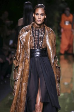 Balmain gösterisi olarak Paris moda haftası