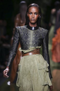 Balmain gösterisi olarak Paris moda haftası