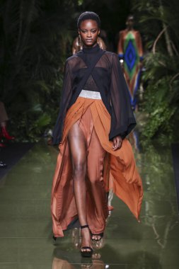 Balmain gösterisi olarak Paris moda haftası