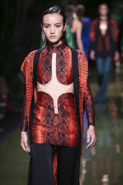 Balmain gösterisi olarak Paris moda haftası