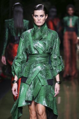 Balmain gösterisi olarak Paris moda haftası