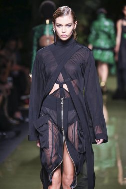 Balmain gösterisi olarak Paris moda haftası