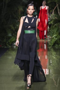 Balmain gösterisi olarak Paris moda haftası