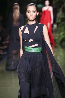 Balmain gösterisi olarak Paris moda haftası