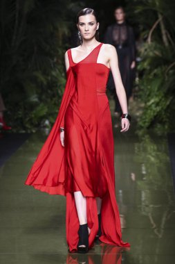 Balmain gösterisi olarak Paris moda haftası
