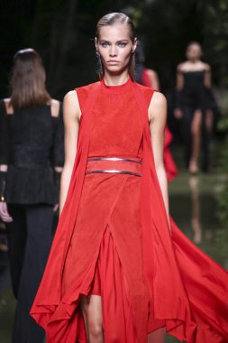 Balmain gösterisi olarak Paris moda haftası