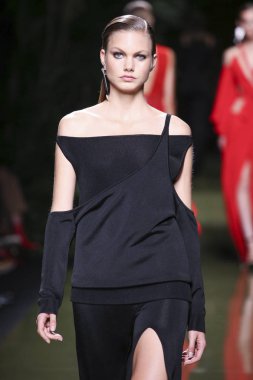 Balmain gösterisi olarak Paris moda haftası