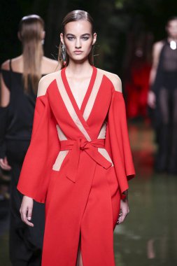 Balmain gösterisi olarak Paris moda haftası