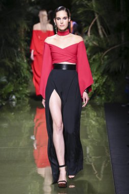 Balmain gösterisi olarak Paris moda haftası