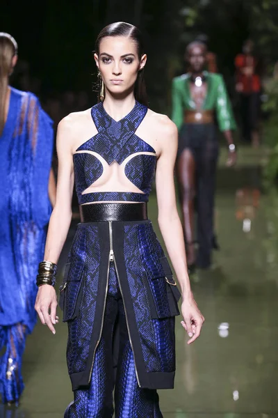 Balmain show nell'ambito della Settimana della Moda di Parigi — Foto Stock