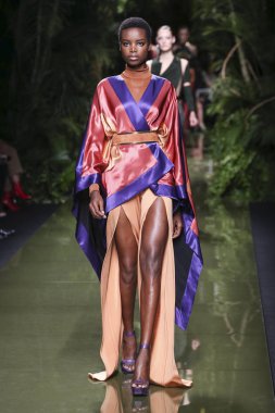 Balmain gösterisi olarak Paris moda haftası