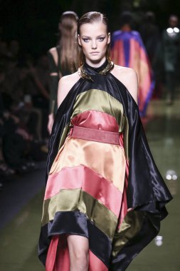 Balmain gösterisi olarak Paris moda haftası