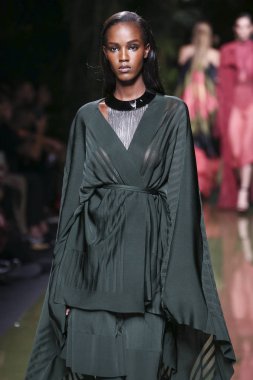 Balmain gösterisi olarak Paris moda haftası
