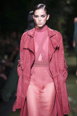 Balmain gösterisi olarak Paris moda haftası