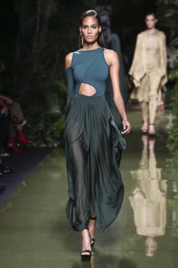 Balmain gösterisi olarak Paris moda haftası