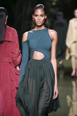 Balmain gösterisi olarak Paris moda haftası