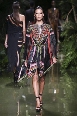 Balmain gösterisi olarak Paris moda haftası