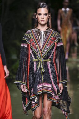 Balmain gösterisi olarak Paris moda haftası