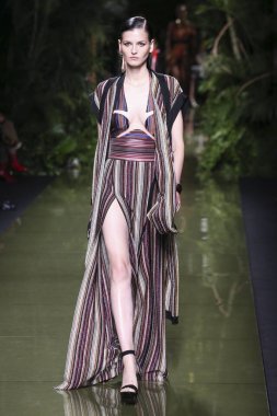 Balmain gösterisi olarak Paris moda haftası