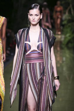 Balmain gösterisi olarak Paris moda haftası
