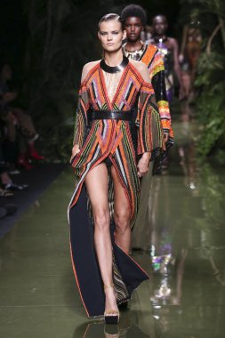 Balmain gösterisi olarak Paris moda haftası