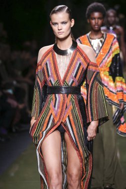 Balmain gösterisi olarak Paris moda haftası