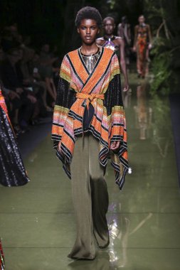 Balmain gösterisi olarak Paris moda haftası