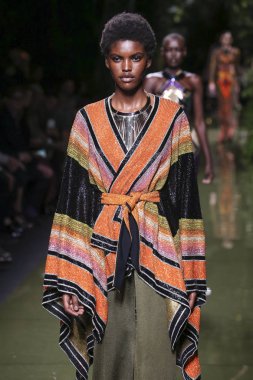 Balmain gösterisi olarak Paris moda haftası