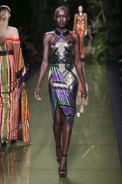 Balmain gösterisi olarak Paris moda haftası