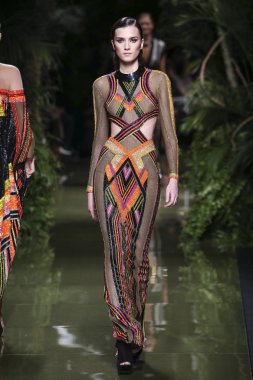 Balmain gösterisi olarak Paris moda haftası