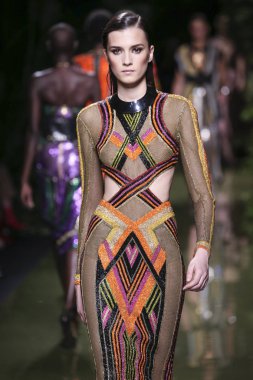 Balmain gösterisi olarak Paris moda haftası