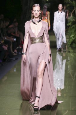 Balmain gösterisi olarak Paris moda haftası