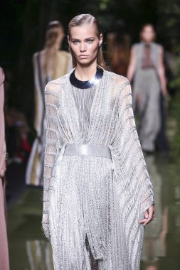 Balmain gösterisi olarak Paris moda haftası