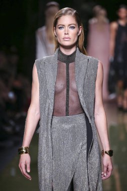 Balmain gösterisi olarak Paris moda haftası