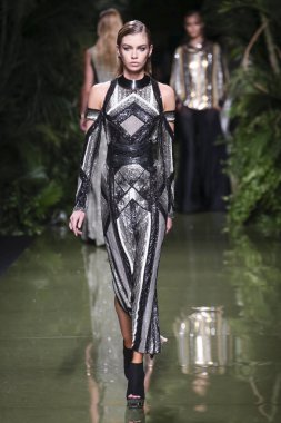 Balmain gösterisi olarak Paris moda haftası