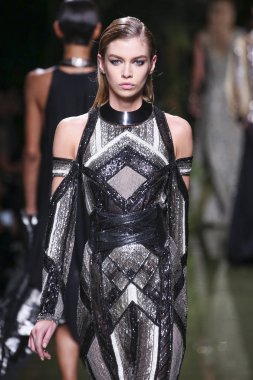 Balmain gösterisi olarak Paris moda haftası