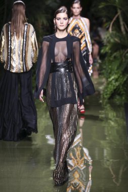 Balmain gösterisi olarak Paris moda haftası
