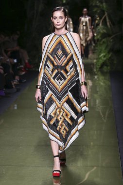 Balmain gösterisi olarak Paris moda haftası