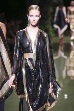 Balmain gösterisi olarak Paris moda haftası