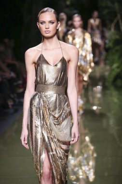 Balmain gösterisi olarak Paris moda haftası