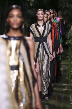 Balmain gösterisi olarak Paris moda haftası