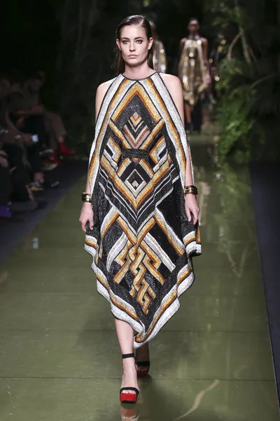 Balmain show nell'ambito della Settimana della Moda di Parigi — Foto Stock