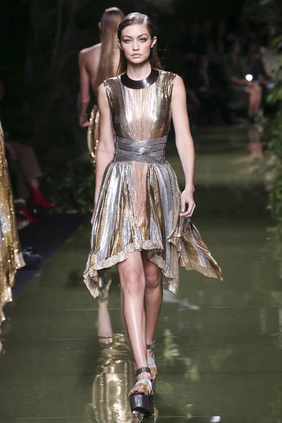 Balmain Toon als onderdeel van de Paris Fashion Week — Stockfoto