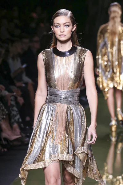 Model Gigi Hadid walks the runway — Stock Photo, Image