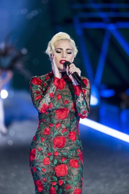 Victoria's Secret Fashion Show sırasında Lady Gaga gerçekleştirir