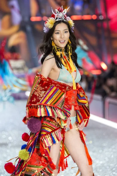 Victoria 's Secret Fashion Show —  Fotos de Stock