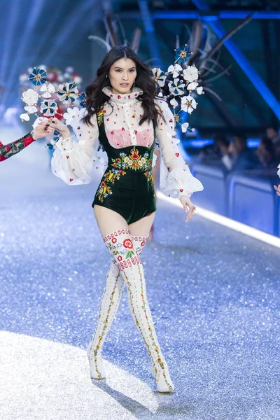 Victoria 's Secret Fashion Show — стоковое фото