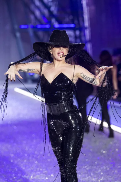 Victoria's Secret Fashion Show sırasında Lady Gaga gerçekleştirir — Stok fotoğraf