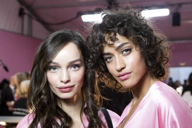 Luma Grothe ve Alanna Arrington modelleri